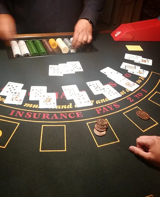 Blackjack-Tisch mit Dealer und Chips
